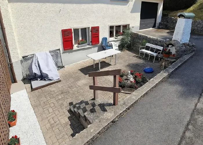 Maison Vis-a-vis Du *