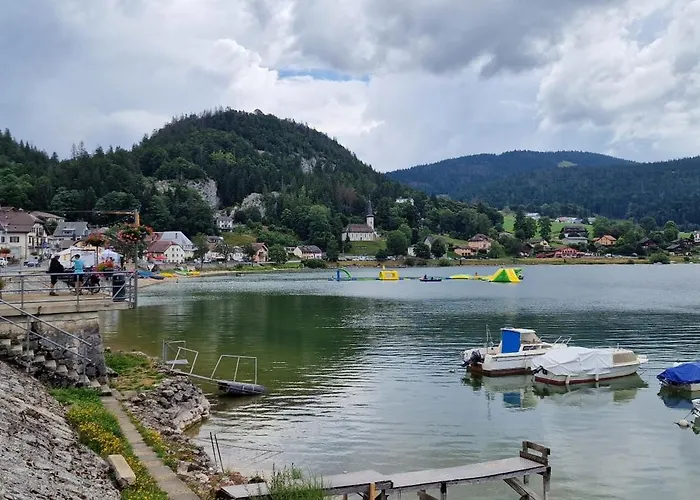 Maison Vis-a-vis Du *