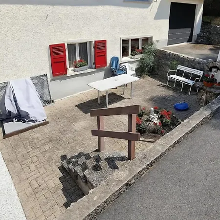 Maison Vis-a-vis Du *